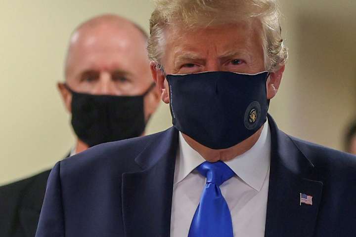 Унікальне фото. Трамп вперше одягнув маску