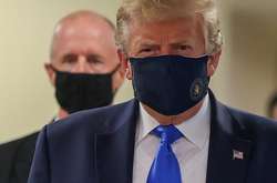 Унікальне фото. Трамп вперше одягнув маску