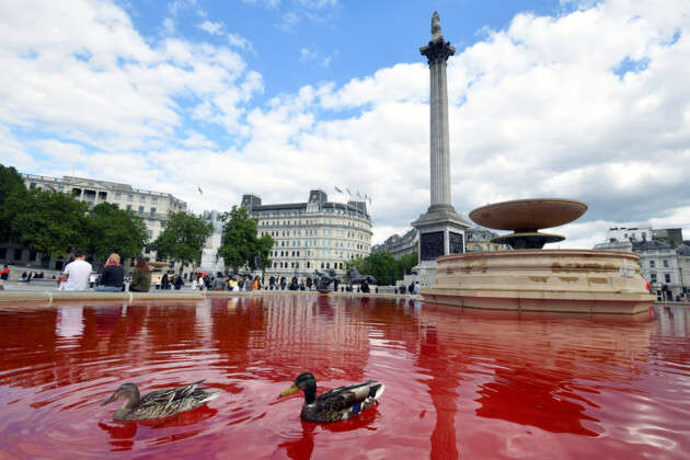 У центрі Лондона фонтани стали «кривавими» (фото, відео)
