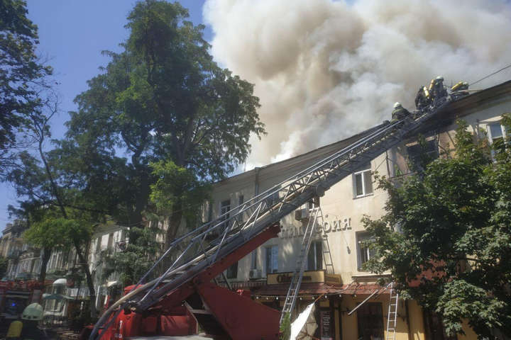 У центрі Одеси спалахнув житловий будинок
