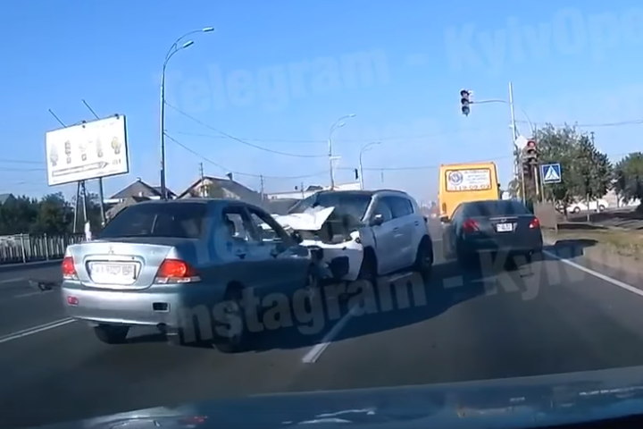 Під Києвом водій, намагаючись «проскочити» влаштував масштабну ДТП (відео)