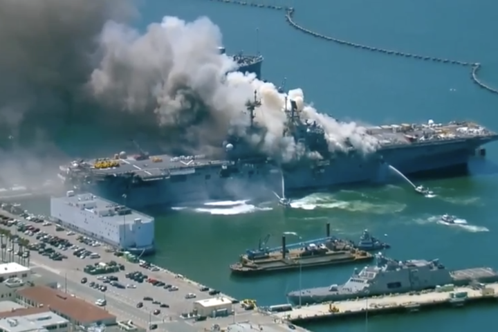 На військовому кораблі у США спахнула масштабна пожежа: багато постраждалих