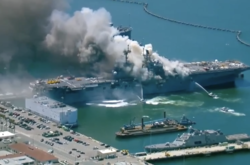 На військовому кораблі у США спахнула масштабна пожежа: багато постраждалих