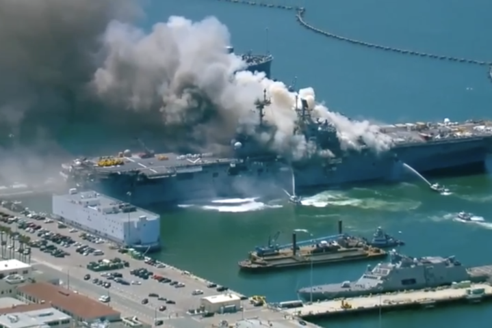 На военном корабле в США вспыхнул масштабный пожар: видео