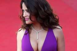  53-летняя голливудская звезда Сальма Хайек показала себя в чувственном образе 
  