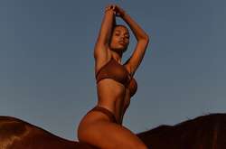  23-летняя модель Тина Кунаки вызвала ажиотаж своими откровенными образами 
  