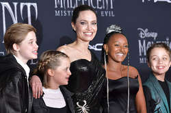 Актриса Анджелина Джоли  детьми