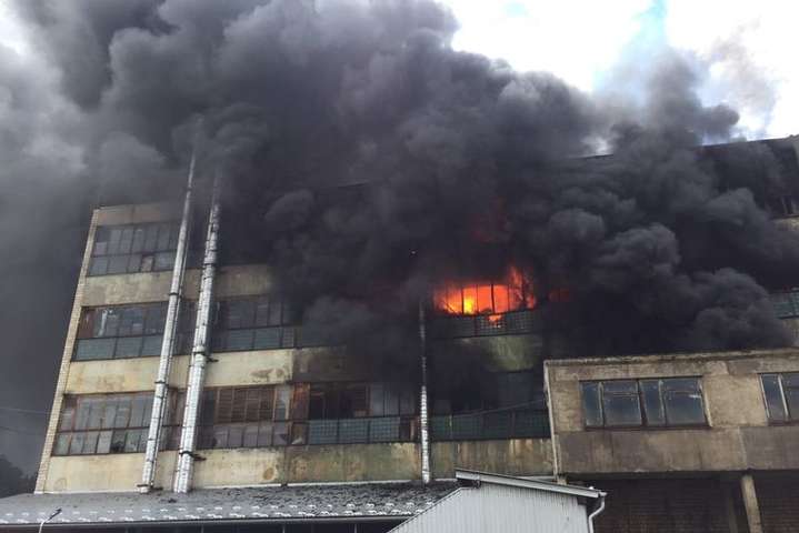 У Чернівцях масштабна пожежа: горить завод полімерних труб 