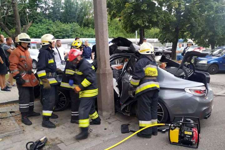 Вирізали з авто: у Дніпрі BMW протаранила електроопору, водій загинув