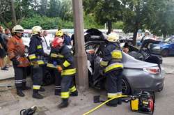 У Дніпрі BMW протаранила електроопору