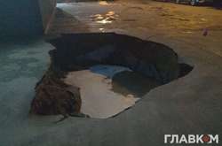 В Киеве на территории строительства Rusaniv Residence прорвало трубу с холодной водой