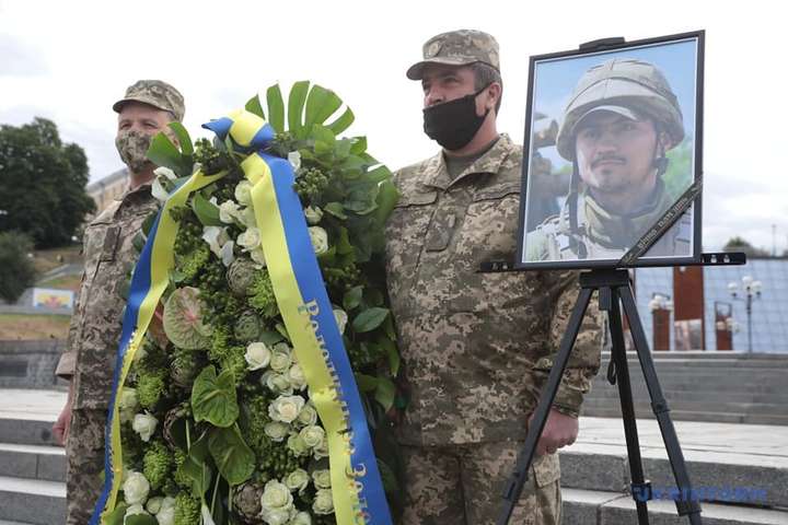 На Майдані Незалежності попрощалися із загиблим на Донбасі Героєм України (фото)