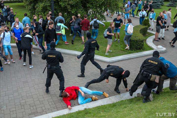 Протесты в Беларуси: полиция задержала более 200 человек, среди них – журналисты (фото, видео)