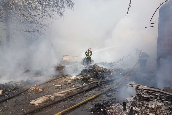У Києві сталася масштабна пожежа біля складів (фото)