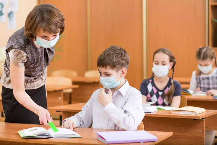 Украинские школьники будут ходить в школу по сменам: в Минздраве сделали заявление