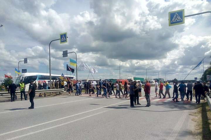 Протестувальники перекрили трасу Київ – Чоп під Житомиром (фото)