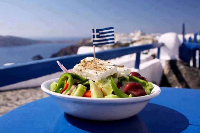 Кризовий грецький салат: суміш зіпсованих овочів не врятує навіть кубик фети