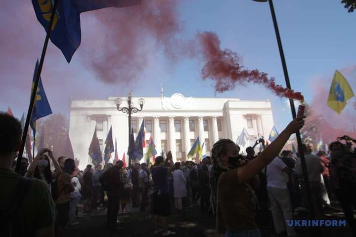 На мовному мітингу під Радою запалали фаєри (фото)