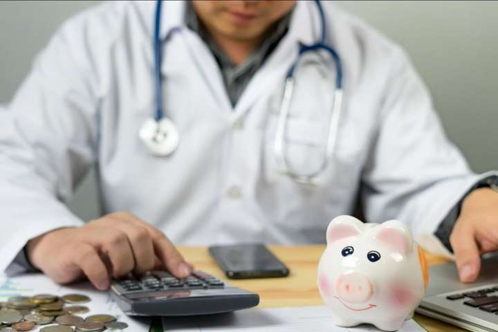 Минздрав сообщил, насколько вырастут зарплаты врачей