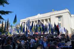 Возле Рады вспыхнул протест из-за «языкового» законопроекта (фото)