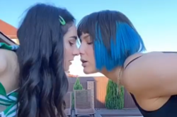 Жаркий поцелуй Анны Тринчер и Марув озадачил поклонников (видео)