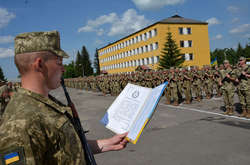 В українську армію планують призвати 16 460 строковиків