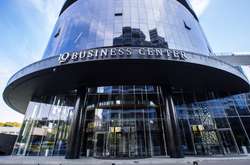 Столичний бізнес-центр IQ повністю заблокований: обшуки у Комарницького