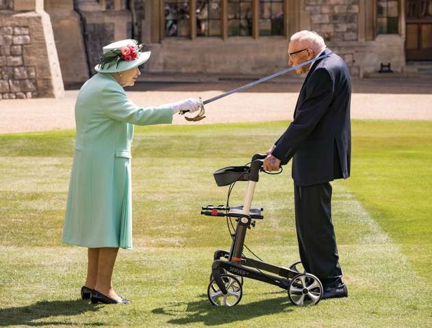 Королева Єлизавета посвятила у лицарі 100-річного ветерана, який зібрав 33 млн фунтів для медиків