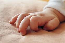 На Київщині мати викинула новонароджене немовля на смітник 