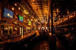 В британском пабе натянули проволоку под напряжением, чтобы посетители соблюдали дистанцию