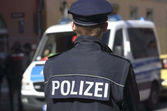 Німецька поліція заарештувала чоловіка, який раніше роззброїв чотирьох копів