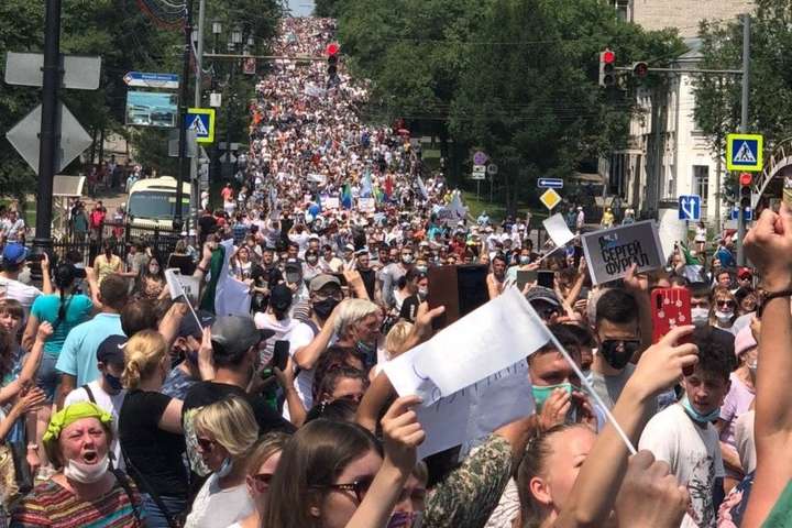 У Хабаровську тривають антипутінські протести. На вулиці вийшло понад 50 тисяч осіб