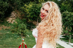 С улыбкой и со слезами на глазах. Полякова представила новую песню на юбилее у Осадчей