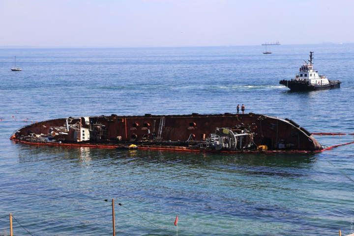 В Одесі почали піднімати затонулий танкер Delfi