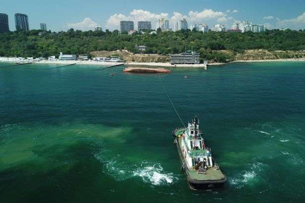 Дві невдалі спроби: в Одесі не змогли підняти затонулий танкер Delfi