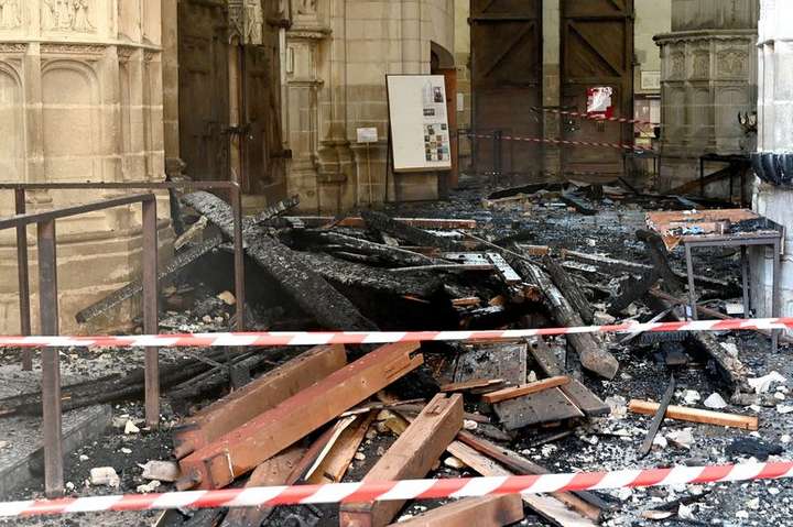 У Франції рятувальники загасили пожежу в соборі Петра і Павла