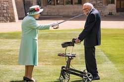 Елизавета II посвятила в рыцари 100-летнего ветерана Тома Мура, который собрал миллионы фунтов для медиков