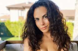 Настя Каменских в идеальном летнем наряде блеснула прелестями фигуры