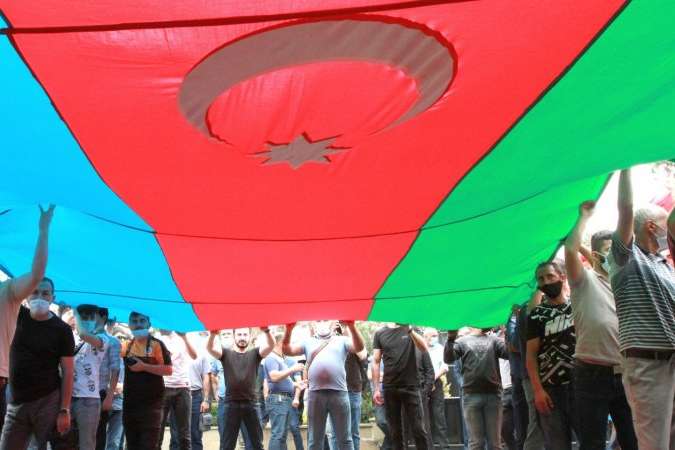 В Азербайджані на тлі конфлікту з Вірменією до військкоматів вишикувалися черги добровольців