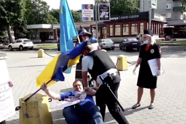 Росіянин збив кашкет поліцейського українським прапором (відео)