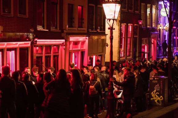 Амстердам через натовпи закрив кілька вулиць біля кварталу червоних ліхтарів