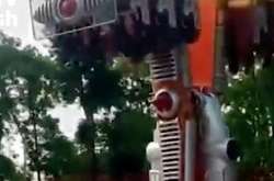 Росіяни вісім хвилин провисіли вниз головою на поламаній каруселі