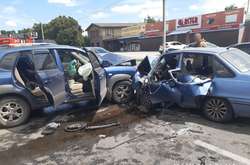 Daewoo вилетів на зустрічну смугу і зіткнувся з Hyundai. Від удару Hyundai відкинуло на Honda