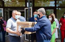 Порошенко передав 1800 швейцарських тестів на коронавірус лікарням Тернопільщини