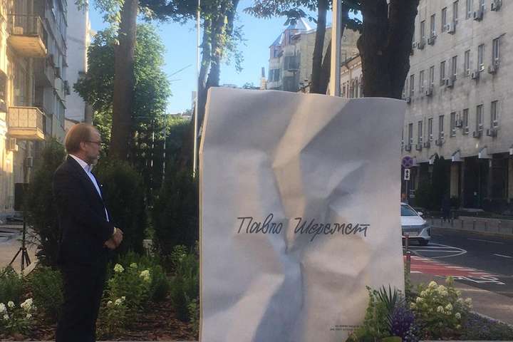 У Києві з'явився пам'ятник загиблому журналісту Павлу Шеремету