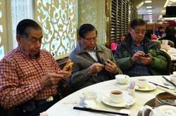 Як гаджети змінили наше життя. Добірка курйозних фото