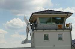  Літак застряг і поки його не вдалося зняти з вежі - він досі ще там висить 