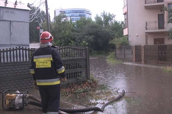 Зливи у Хмельницькому затопили ринок і вулиці міста