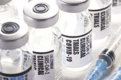 У британському уряді сподіваються, що принаймні одна з вакцин, які наразі розробляються, будуть придатними до використання