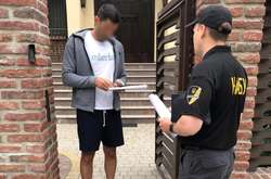 Детективи повідомили про підозру одному з ймовірно причетних до вчинення злочину осіб